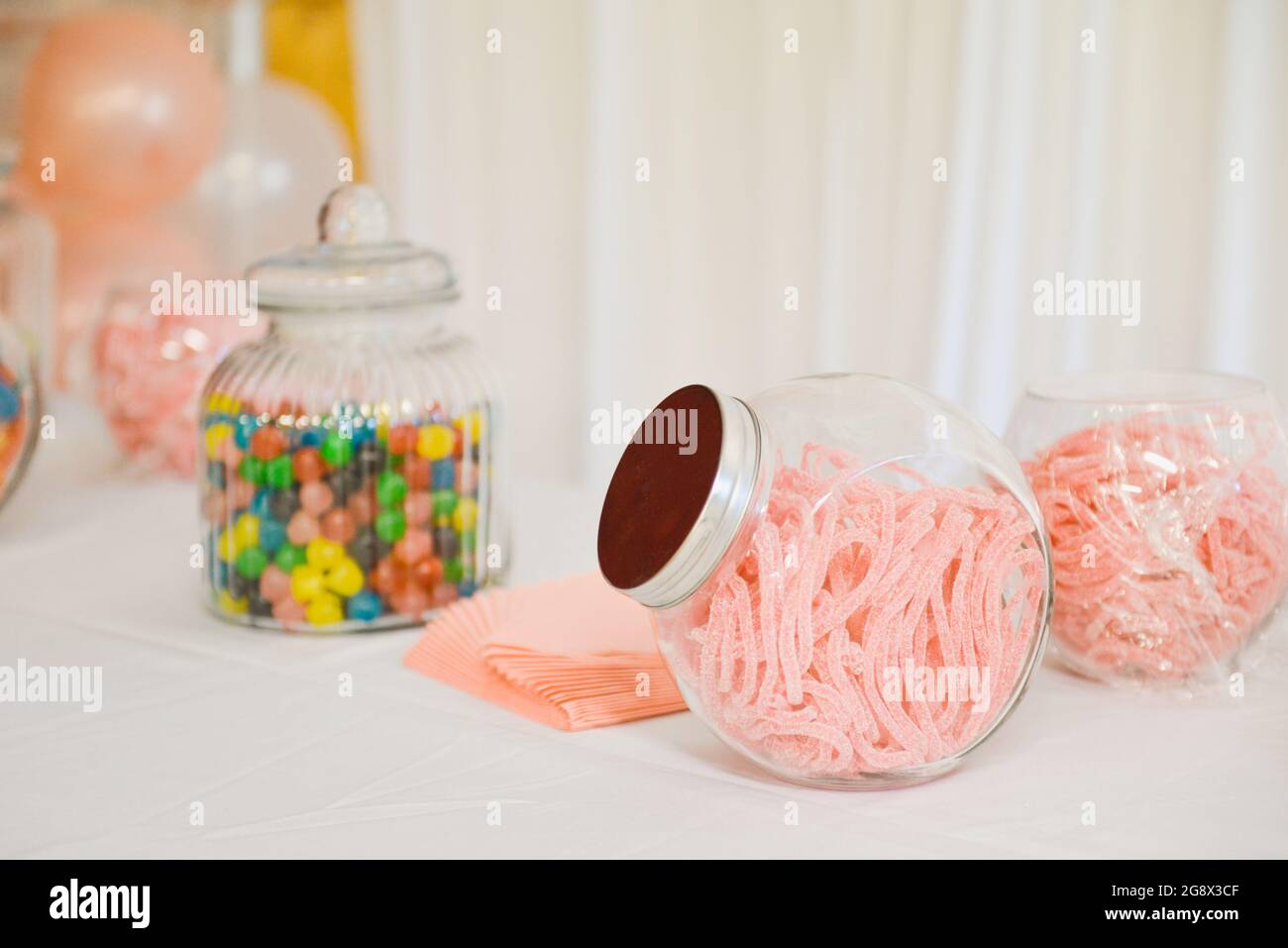 Zusammensetzung mit vielen Süßigkeiten auf dem Tisch Stockfoto
