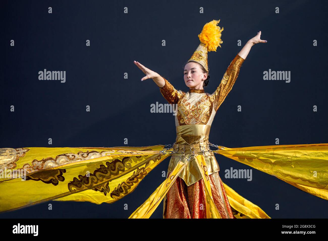 Kirgisische Tänzerin, die während der Vorbereitungen für den Unabhängigkeitstag, der ein nationales Fest ist, auf dem Ala Too-Platz in Bischkek, Kirgisistan, auftrat Stockfoto