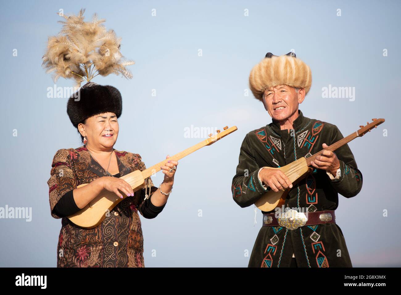 Musiker spielen traditionelle lokale Instrumente, in Issyk Kul, Kirgisistan. Stockfoto