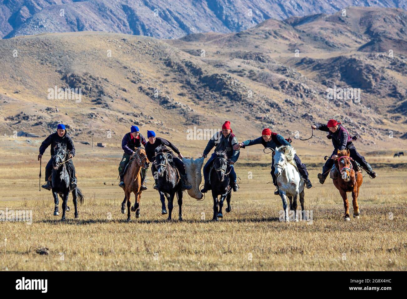Nomad Reiter spielen traditionelles Pferd Spiel von Buzkashi auch bekannt als Kokpar, in Issyk Kul, Kirgisistan. Stockfoto