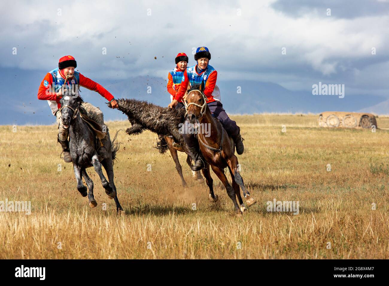 Nomad Reiter spielen traditionelles Pferd Spiel von Buzkashi auch bekannt als Kokpar, in Issyk Kul, Kirgisistan. Stockfoto