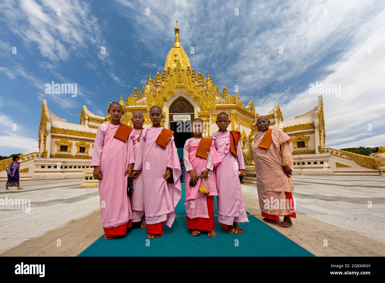 Junge Mönche am Tempel der Zahnpagode in Yangon, Myanmar Stockfoto