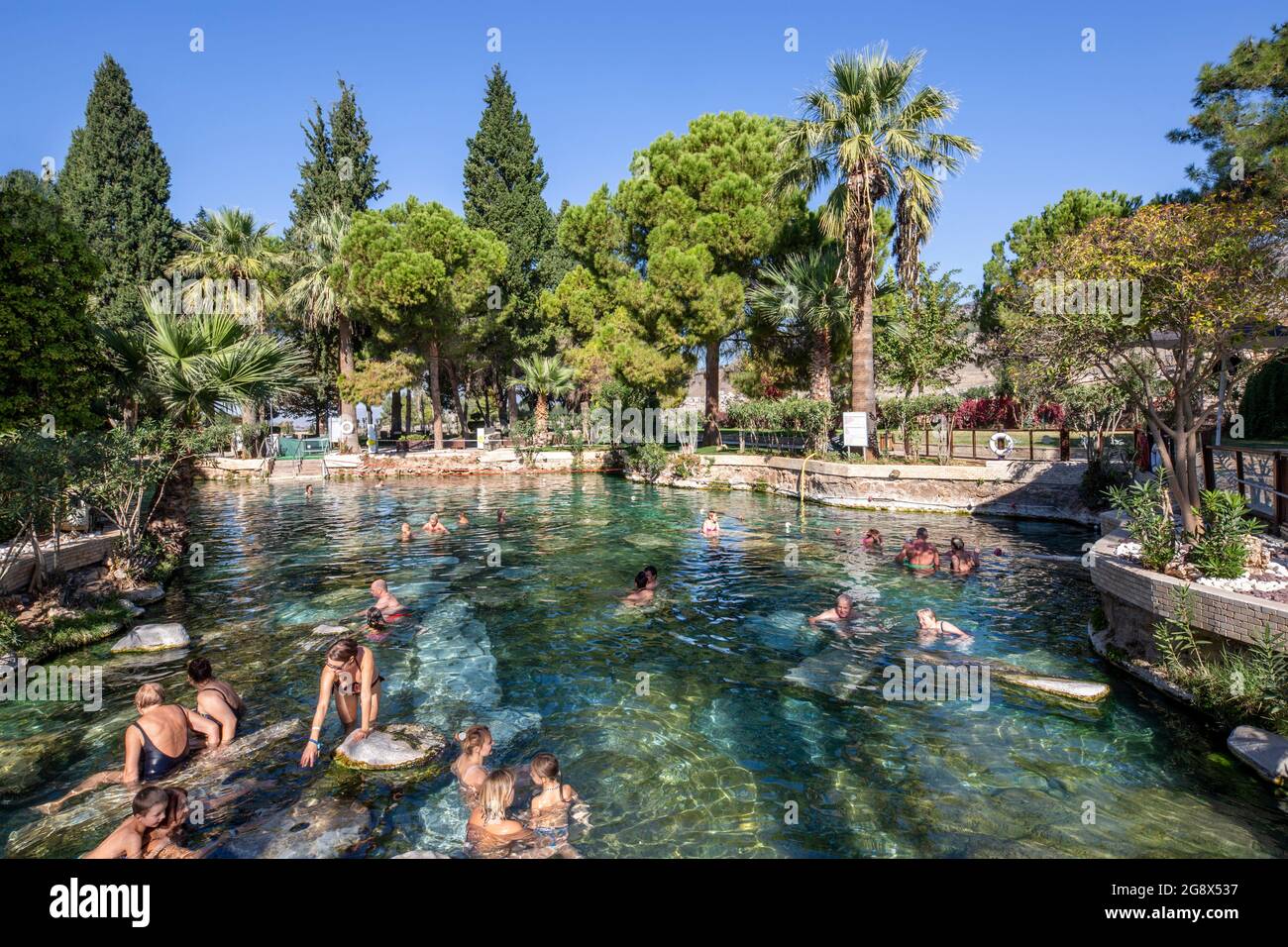 Menschen schwimmen im antiken Pool aus römischer Zeit, bekannt als „Kleopatra-Pool“ in Pamukkale, Türkei Stockfoto