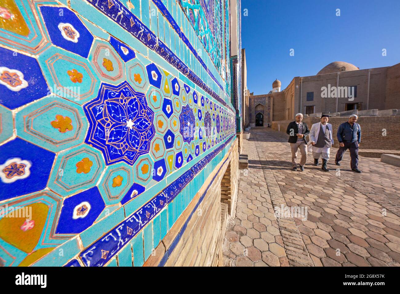 Besucher auf dem alten heiligen Friedhof von Shahi Zinda in Samarkand, Usbekistan. Stockfoto