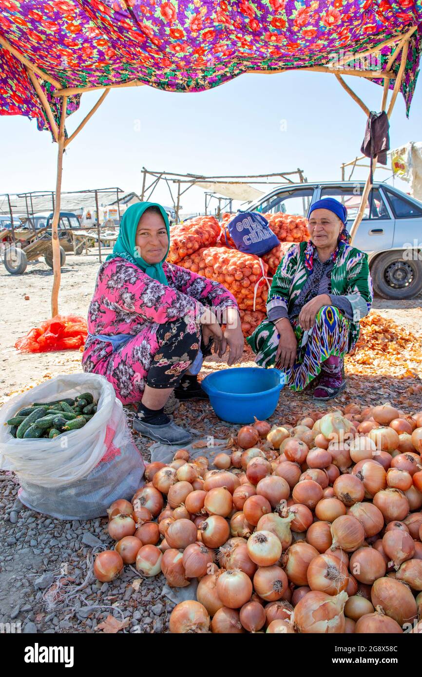 Lokale Frauen verkaufen Zwiebeln auf dem Markt in der Stadt Navoiy, Usbekistan Stockfoto