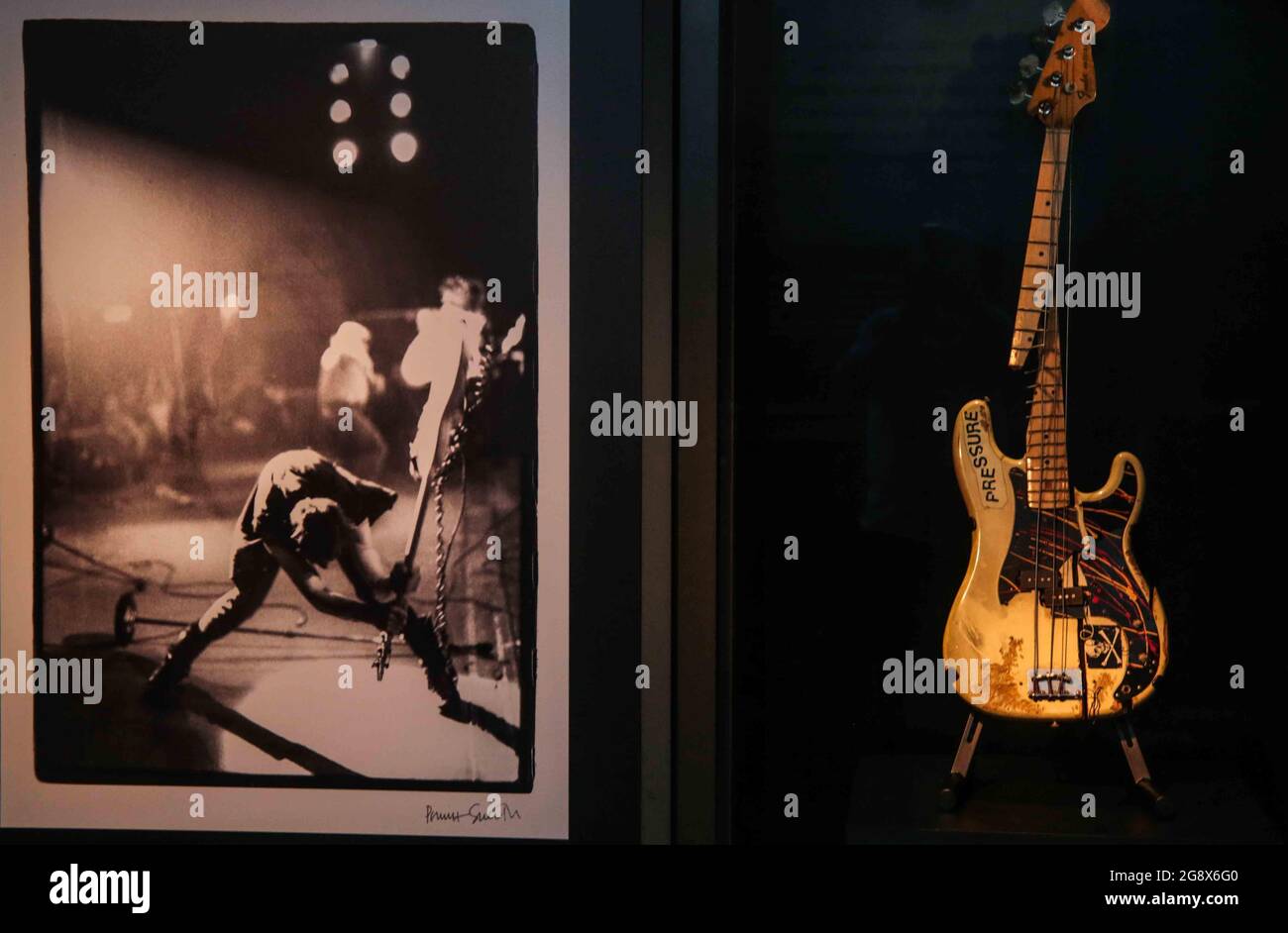 London, Großbritannien, 23. Juli 2021. Dieser ikonische Bass wurde zuletzt am 20. September 1979 auf der Bühne des Palladium in New York City gespielt, während der Clash ‘Take the 5th’ Tour durch Nordamerika. Am Ende der Show zerschlug Simonon seine Gitarre in einem Moment der Frustration, die zu einem ikonischen Symbol der Rebellion wurde. Dieser Moment wurde von Pennie Smith eingefangen, dessen Foto später auf dem Cover des dritten Albums ‘London Calling’ von The Clash, das im Winter 1979 veröffentlicht wurde, zu sehen war. Paul Quezada-Neiman/Alamy Live News Stockfoto