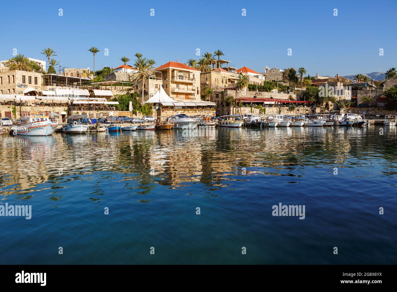 Byblos, Libanon. Alter Hafen, Freizeityacht und Fischerboote liegen vor Anker. Stadtbild. Altes Wahrzeichen. Stockfoto