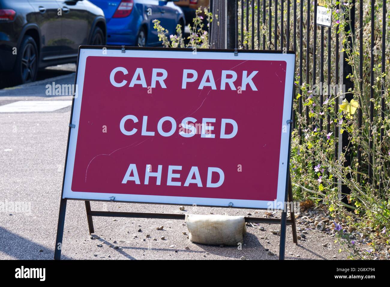 Red A Frame Parkplatz vor Schild UK geschlossen Stockfoto