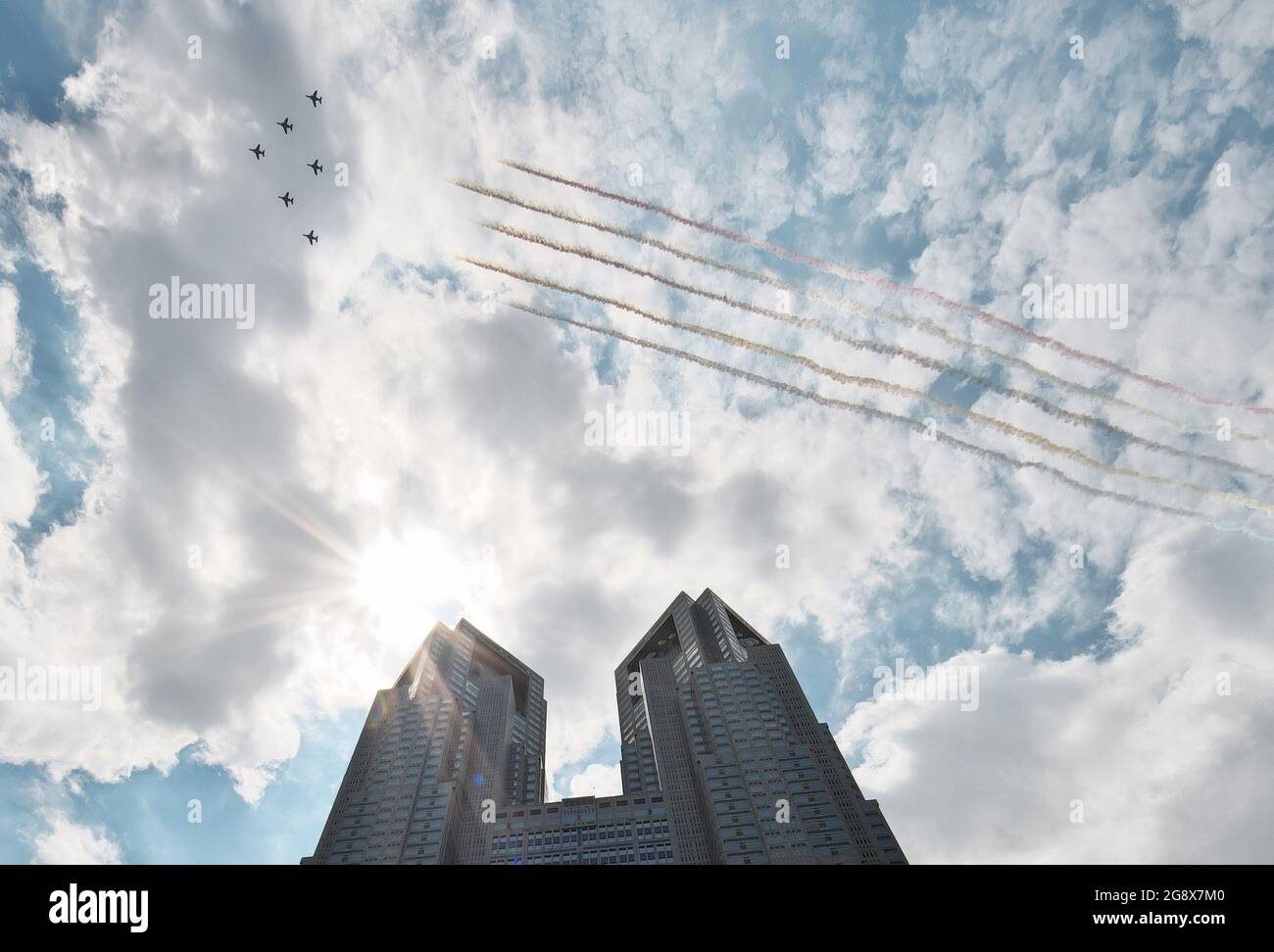 Tokio, Japan. Juli 2021. Am Freitag, den 23. Juli 2021, werden die japanischen Luftfahrterteams „Blue-Impulse“ auf dem bürgerplatz des Tokyo Metropolitan Government Office in Tokio, Japan, auftreten. Foto von Keizo Mori/UPI Credit: UPI/Alamy Live News Stockfoto