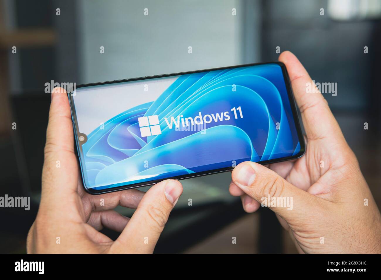 23. Juni 2021. Barnaul, Russland. Das Logo des neuen Betriebssystems Windows 11 auf dem Smartphone. Stockfoto