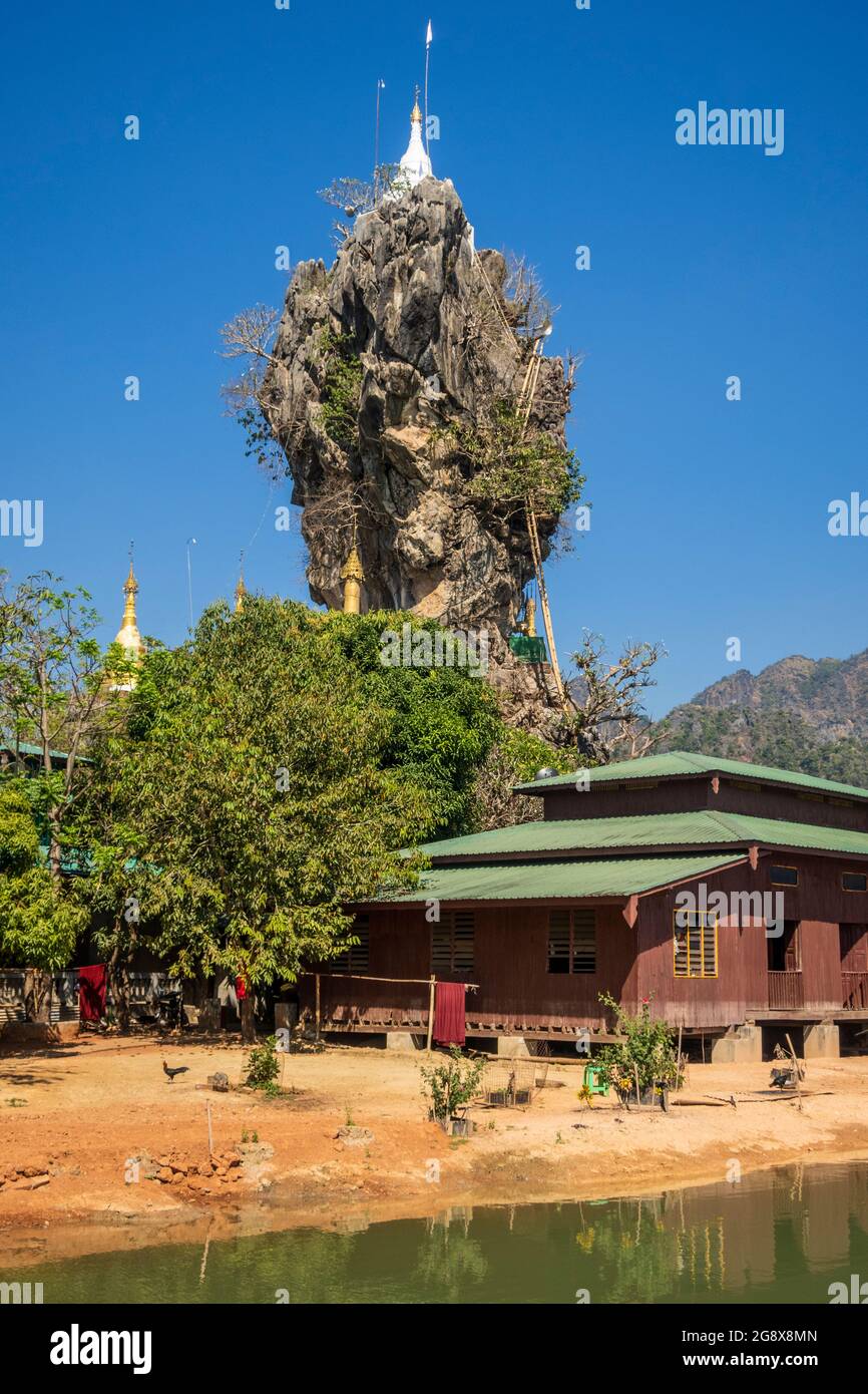 Buddhistische Kyauk Kalap Pagode bei hPa-an, Felsformation mit einer Stupa an der Spitze Stockfoto