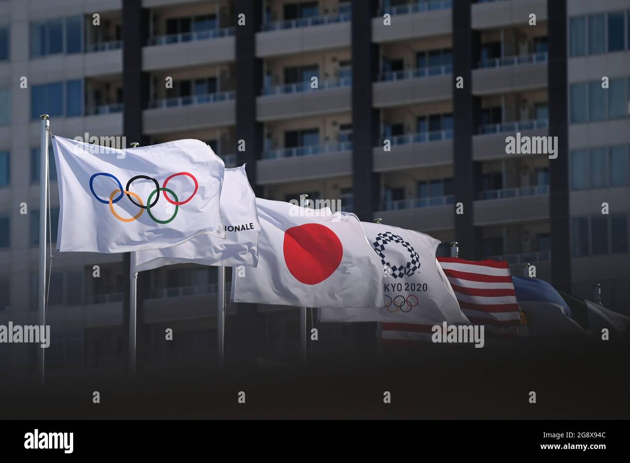 Tokio, Japan. Juli 2021. Flaggen mit den olympischen Ringen, der ...