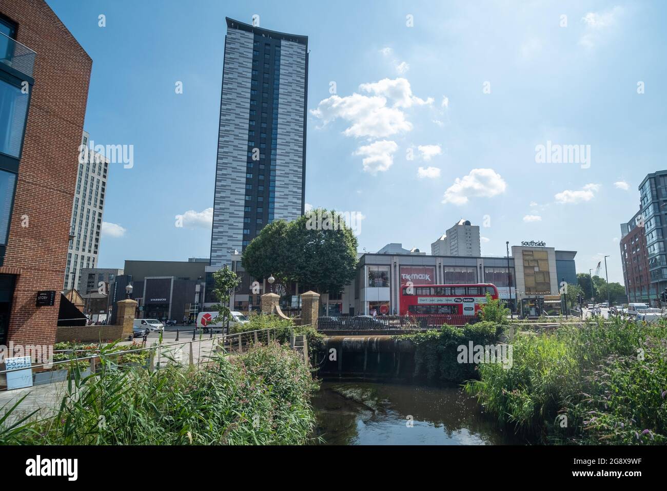 London - Juli 2021: Das RAM Quarter, ein neues Wohngebiet im Zentrum von Wandsworth Town im Südwesten Londons mit einer Mischung aus Neu- und Kulturerbe Stockfoto