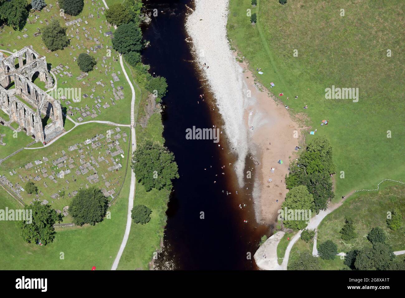 Luftaufnahme der Abtei von Bolton mit Sonnenbaden und Schwimmen im Fluss Wharfe Stockfoto