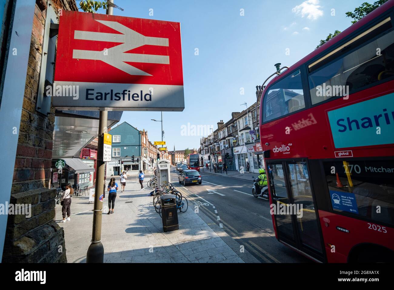 London - Juli 2021: Earlsfield Station an der Garratt Lane im Südwesten Londons Stockfoto