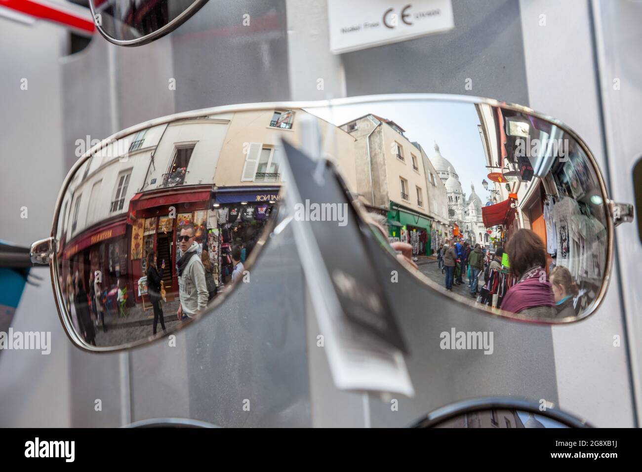 Eine Straße in Montmartre spiegelte sich in den dunklen Gläsern der Sonnenbrille wider. Paris Stockfoto