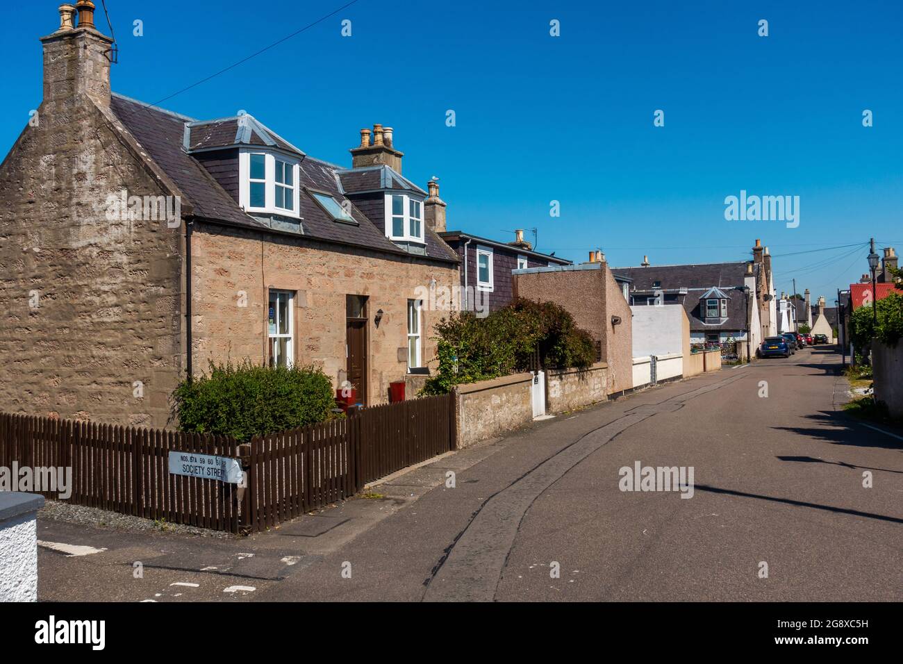 Historische Gesellschaft Straße in der Stadt Nairn, Schottland, an einem sonnigen Sommertag. Stockfoto