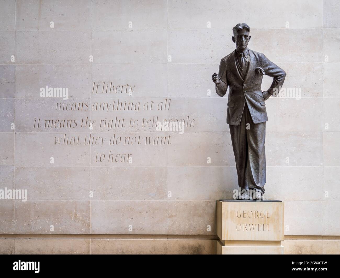 BBC-Statue George Orwell. Orwell-Statue und Zitat außerhalb des BBC New Broadcasting House. Die Statue des Bildhauers Martin Jennings wurde 2017 enthüllt Stockfoto