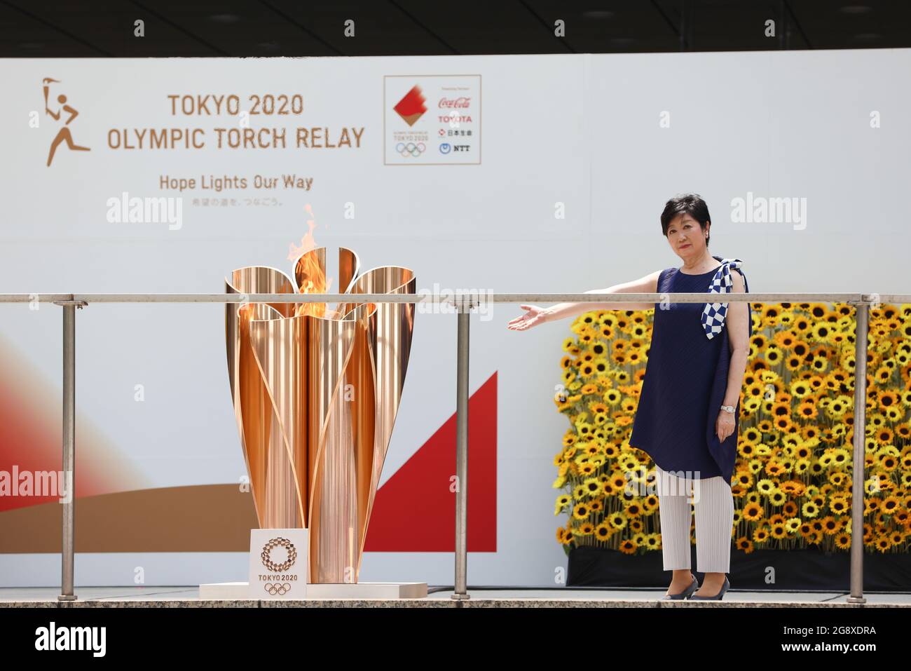 Tokio, Japan. Juli 2021. Koike Yuriko, Bürgermeisterin von Tokio, posiert mit dem brennenden Kessel für besondere Feierlichkeiten während der Ankunftszeremonie für den Olympischen Fackellauf 2020 in Tokio im Gebäude der Metropolitan Government in Shinjuku.die Eröffnungszeremonie für den Olympischen Fackellauf 2020 in Tokio im Gebäude der Metropolitan Government in Shinjuku. Kredit: SOPA Images Limited/Alamy Live Nachrichten Stockfoto