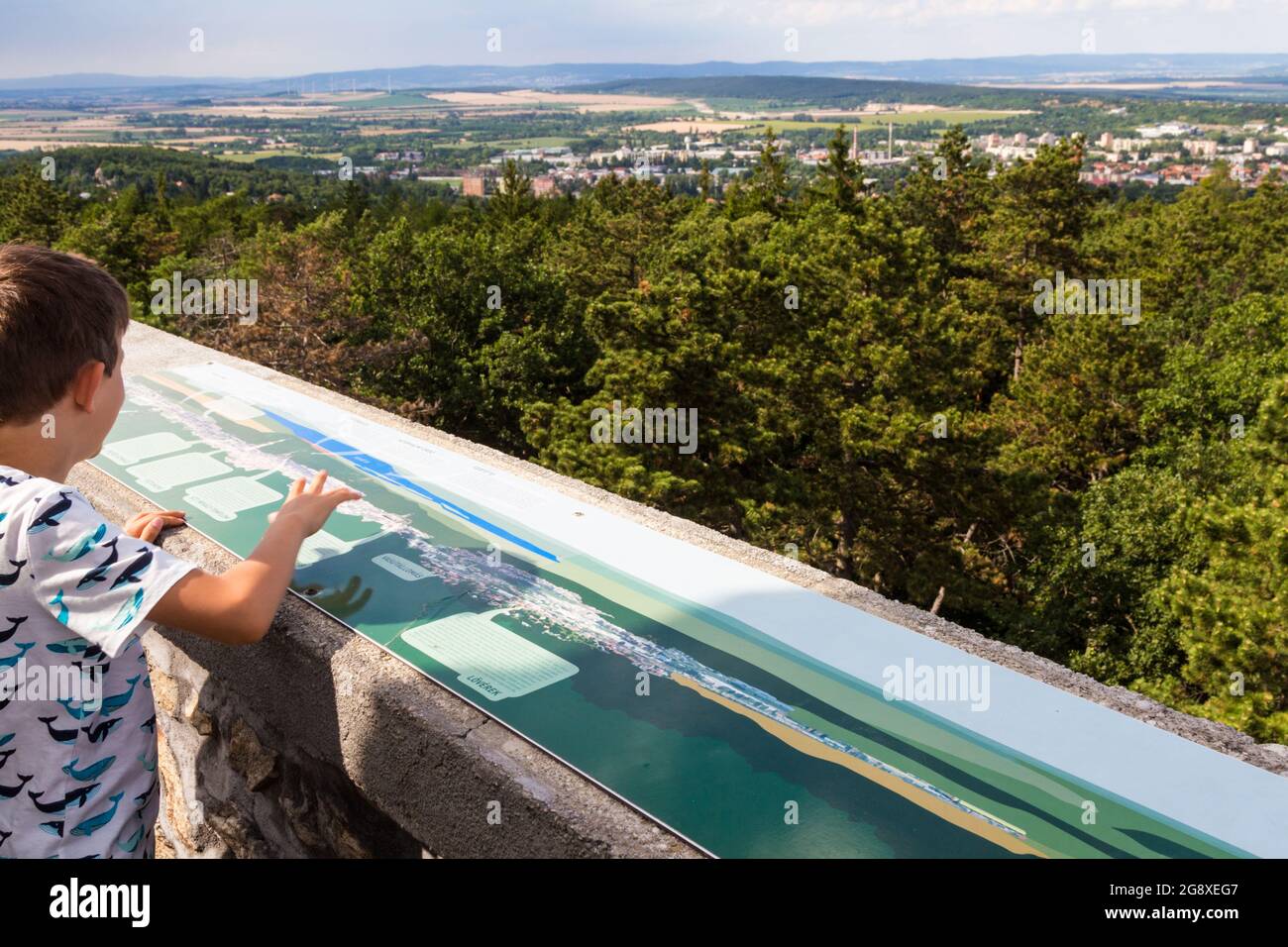 Kind, das vom Karoly-kilato (Aussichtsturm), Soproni-hegyseg, Sopron, Ungarn aus den Blick blickt Stockfoto