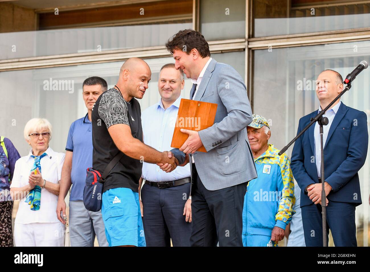 ZAPORIZHZHIA, UKRAINE - 23. JULI 2021 - der Leiter der regionalen Staatsverwaltung Zaporizhzhia Oleksandr Starukh (R) nimmt an der Zeremonie zur Erhöhung der Stockfoto