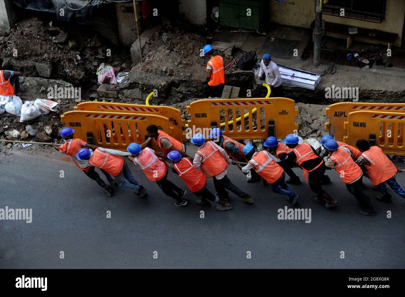 Arbeiter, die ein Glasfaserkabel für schnelles Internet- und Telefonkabel ziehen Installation von Stromleitungen, industrieller Elektrizität und Kommunikationskonzept Stockfoto