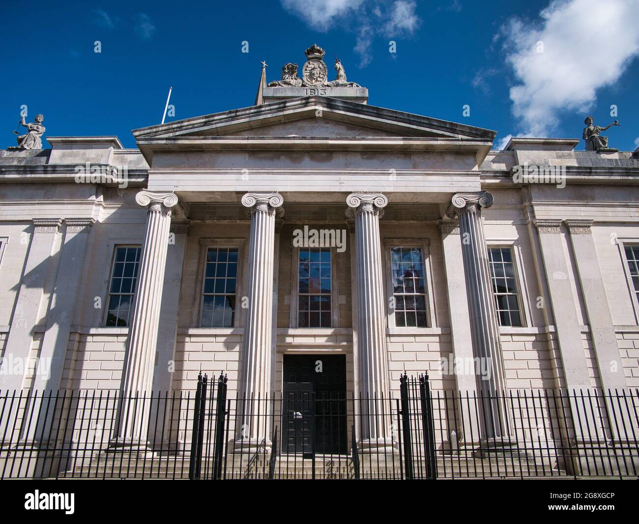 Das Bishop Street Courthouse aus weißem Sandstein in Derry / Londonderry, Nordirland, Großbritannien. Von Ian Nairn als „Derry's bestes georgianisches Gebäude“ beschrieben. Stockfoto