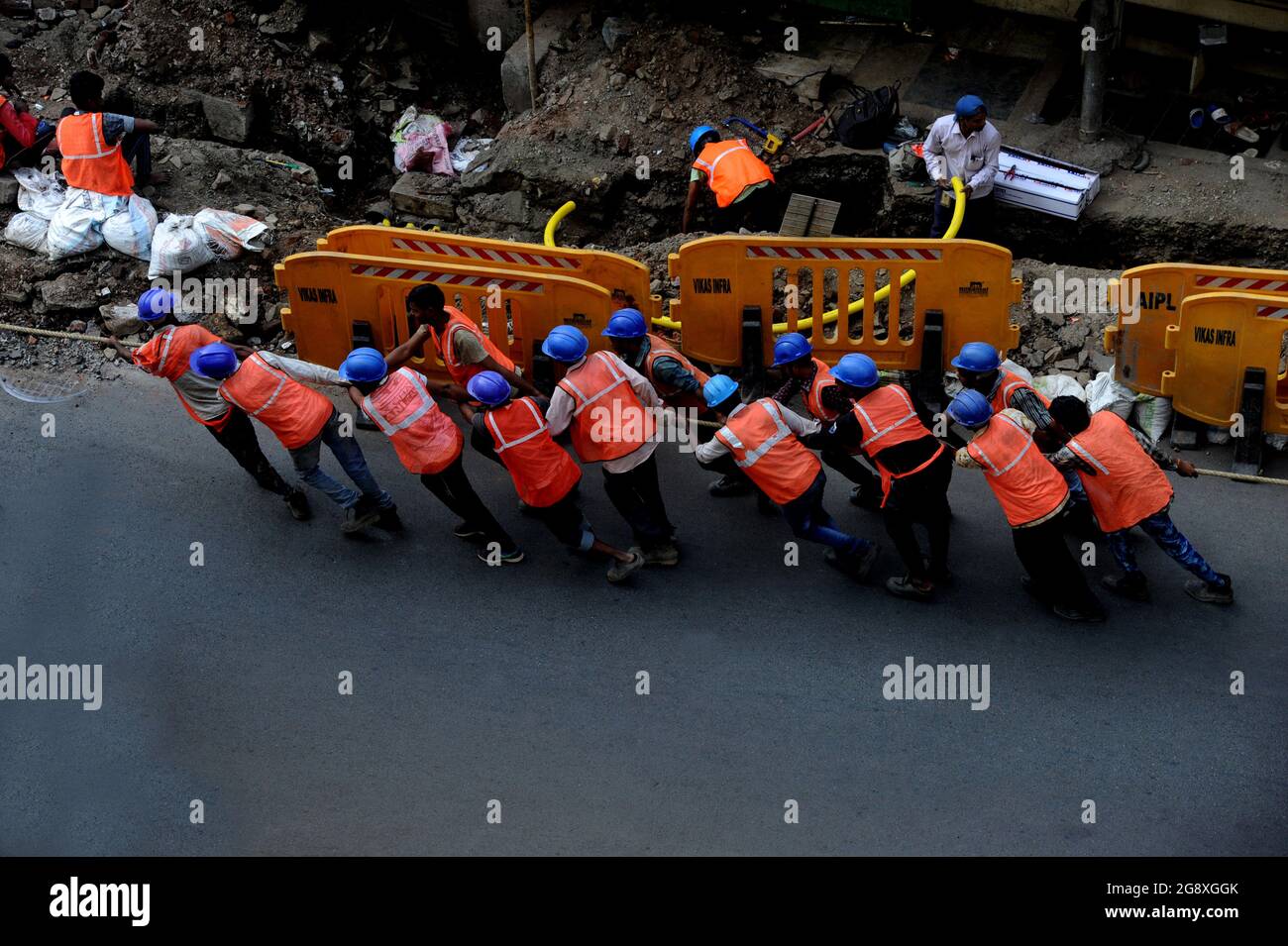 Arbeiter, die ein Glasfaserkabel für schnelles Internet- und Telefonkabel ziehen Installation von Stromleitungen, industrieller Elektrizität und Kommunikationskonzept Stockfoto