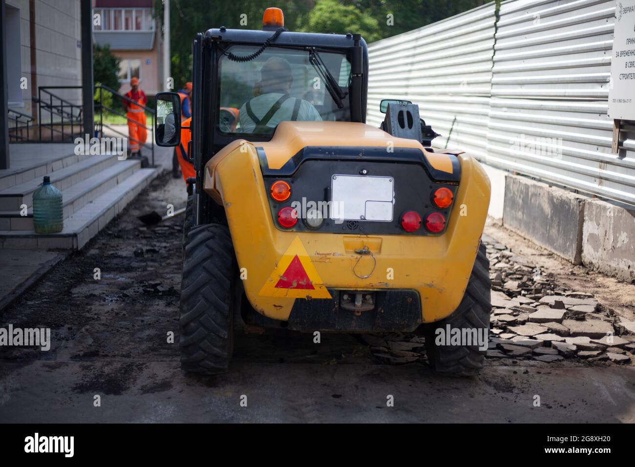 Straßenreparatur. Installation von Bordsteinen auf der Autobahn. Die Arbeiter arbeiten hart. Stockfoto