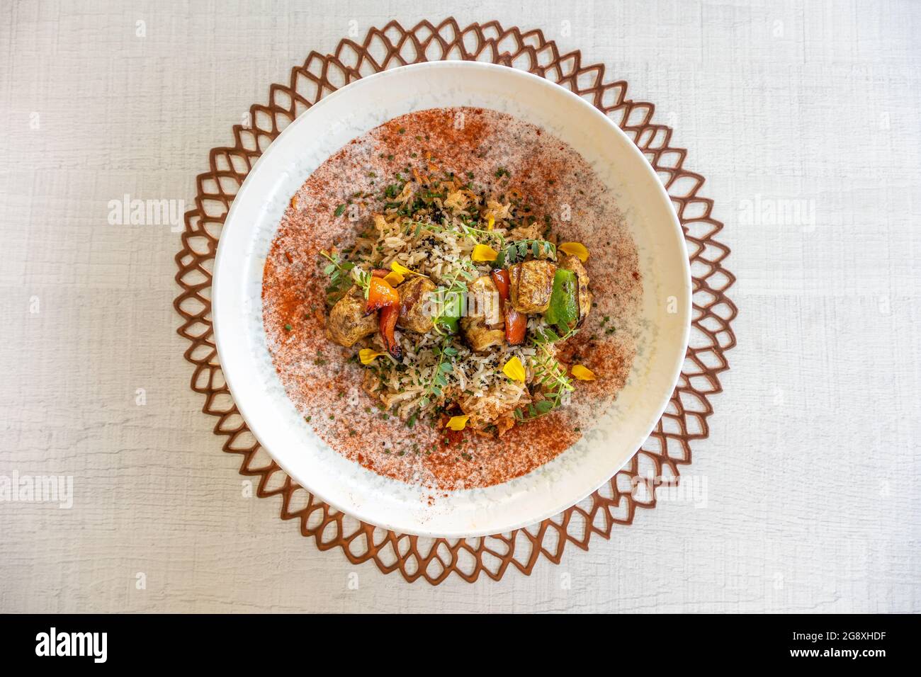 Blick von oben auf ein warmes Gericht mit Reis und Fleisch Stockfoto