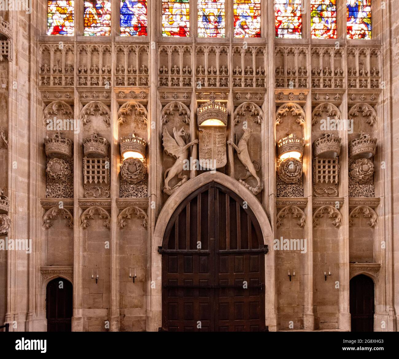 DIE CAMBRIDGE ENGLAND KING'S COLLEGE-KAPELLE BEFINDET SICH IM WESTEINGANG UND MIT HERALDISCHEN SCHNITZEREIEN Stockfoto