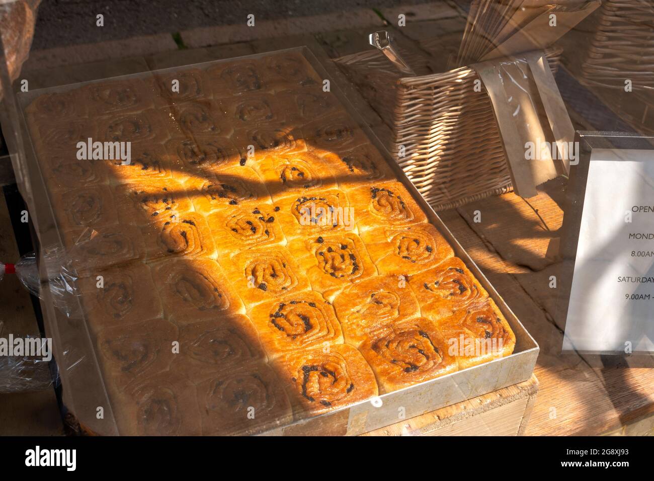LEGENDÄRE CHELSEA-BRÖTCHEN IN CAMBRIDGE, ENGLAND, IM FITZBILLIES CAFÉ-FENSTER Stockfoto
