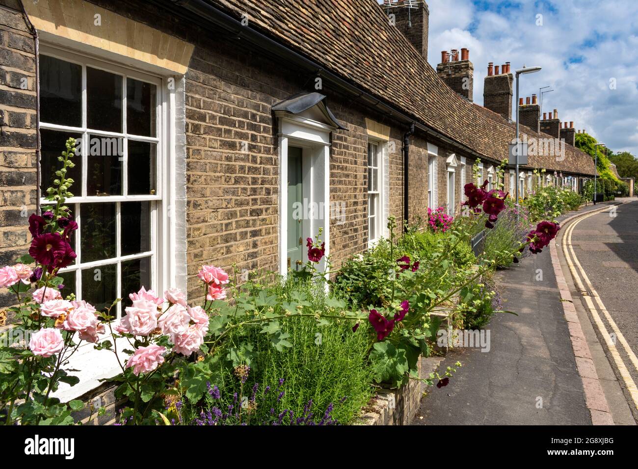 CAMBRIDGE ENGLAND ORCHARD STREET COTTAGES GAULT BACKSTEINGEBÄUDE UND MANSARDENDÄCHER Stockfoto