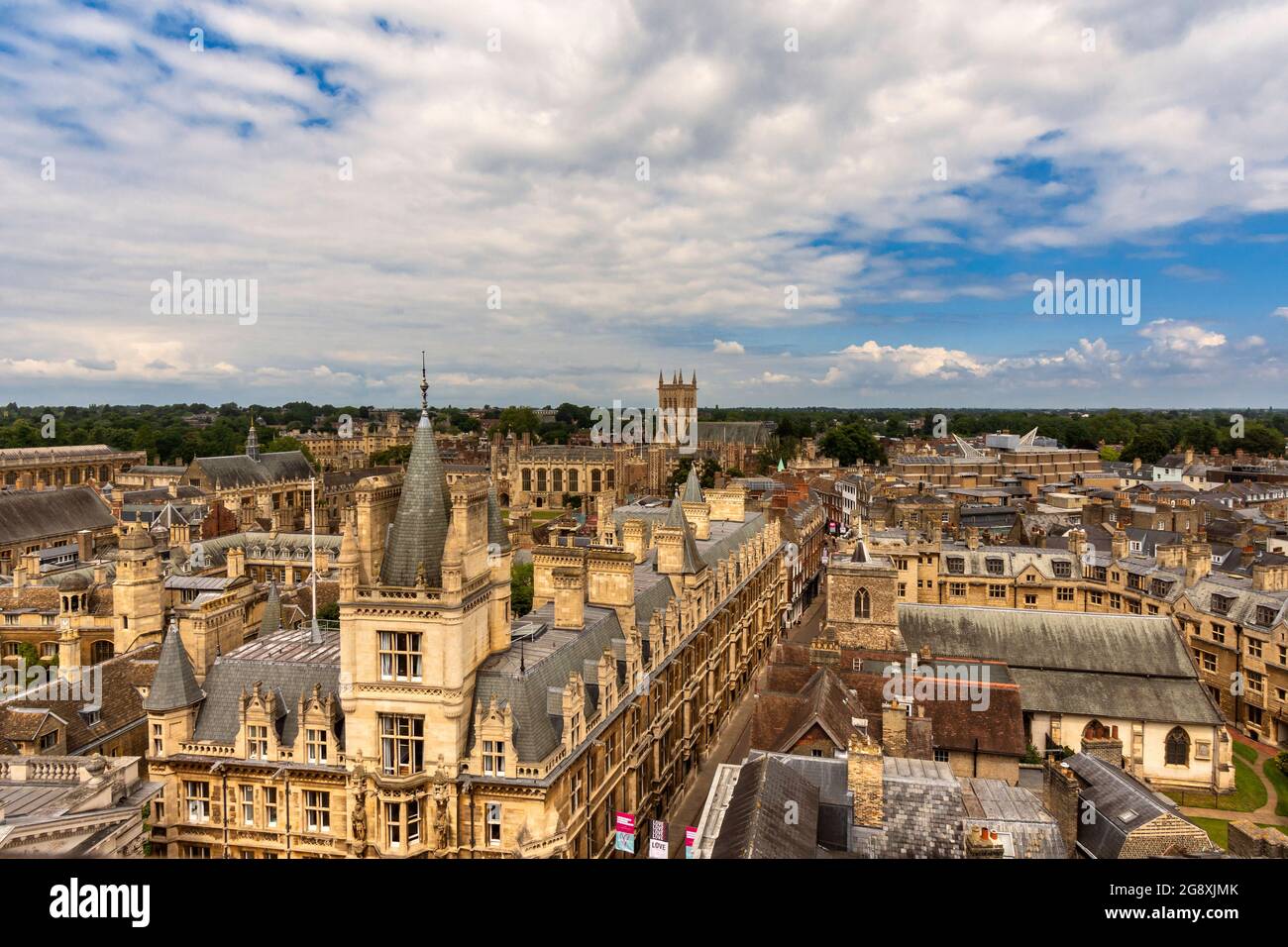 CAMBRIDGE ENGLAND DIE GEBÄUDE DES GONVILLE & CAIUS COLLEGE UND DER TRINITY STREET IM SOMMER Stockfoto