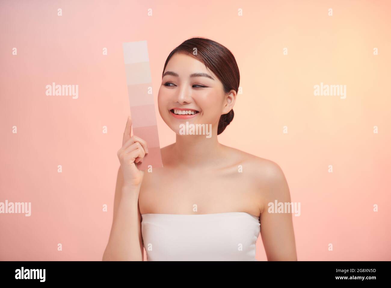 Schönheit Hautpflege Frau zeigt Hautfarbe Papier, mit sauberer Gesichtshaut Stockfoto