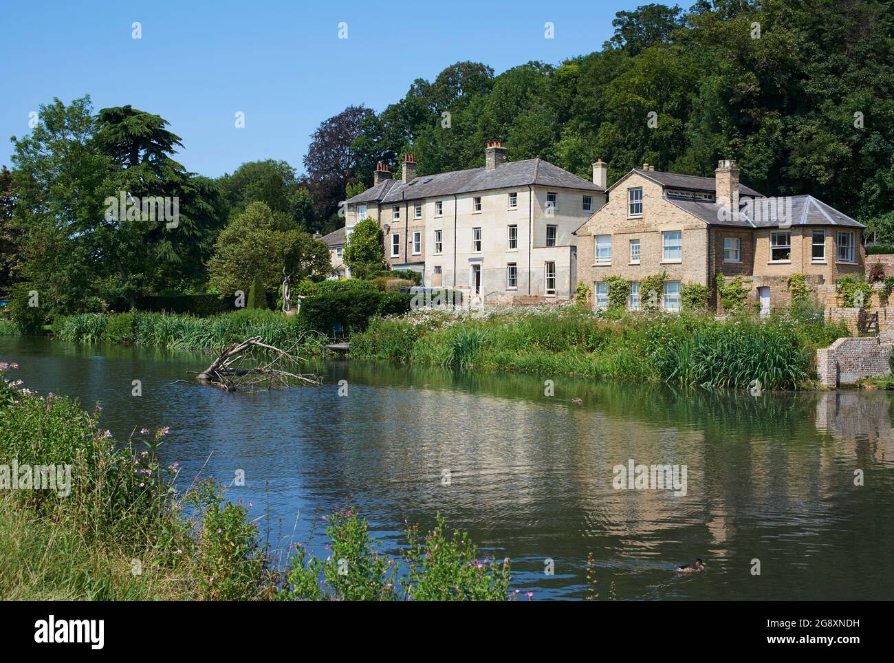 Mühlenhaus am Fluss Lea zwischen Hertford und Ware im Sommer, Hertfordshire, Großbritannien Stockfoto