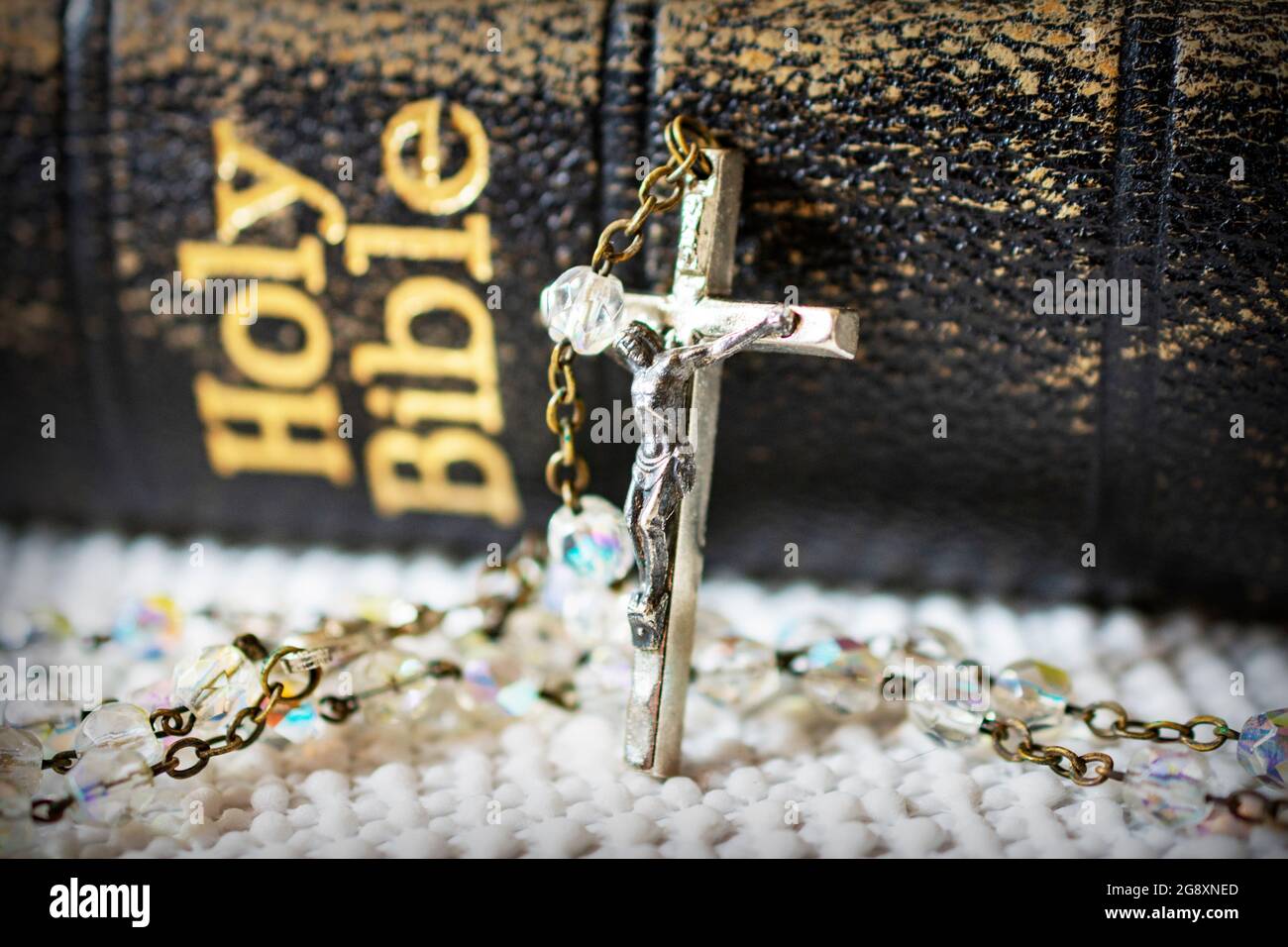 Kruzifix und Rosenkranz Kette auf der bibel, Rosenkranz Kette  Stockfotografie - Alamy
