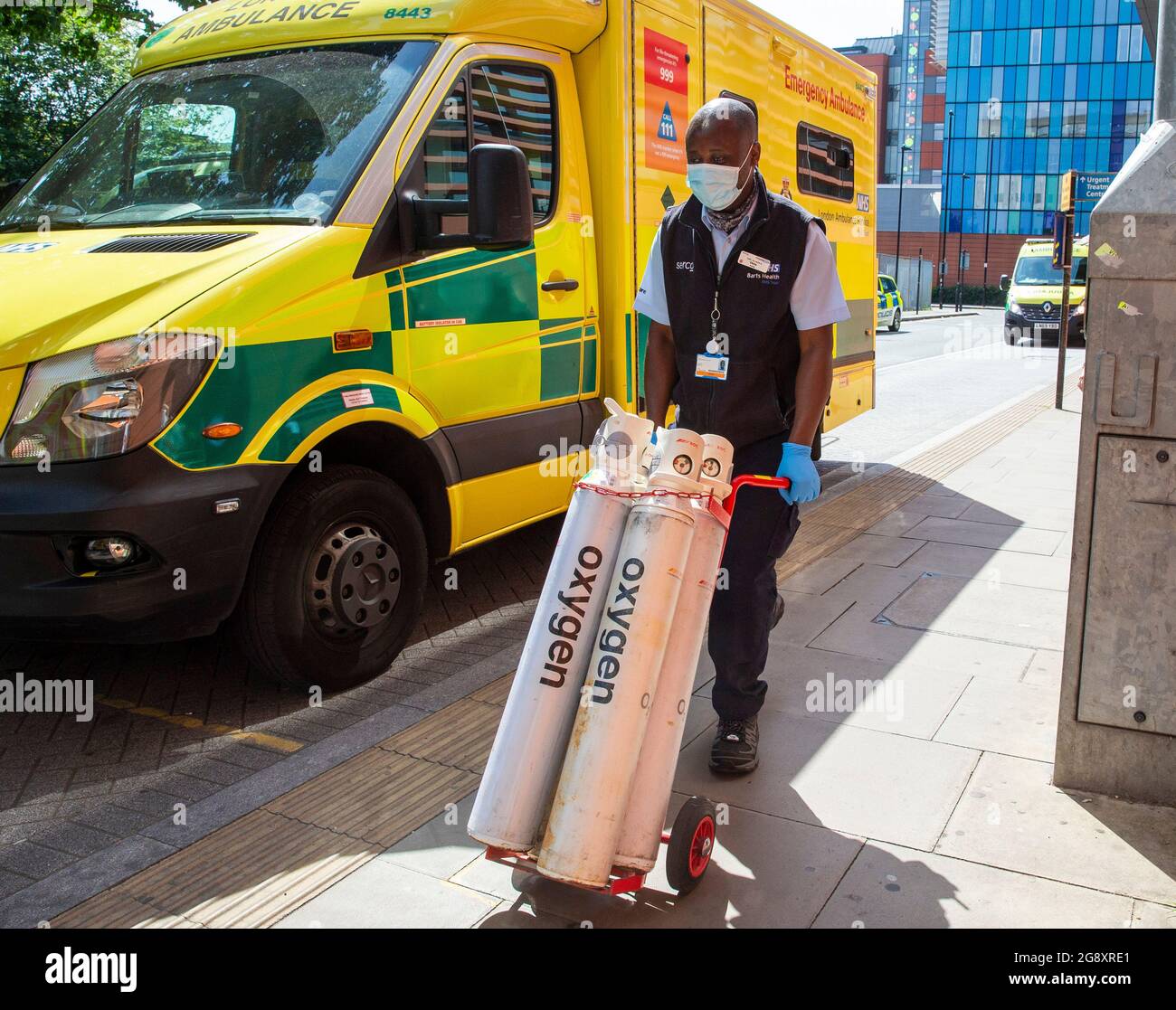 London, Großbritannien. Juli 2021. Frischsauerstoffflaschen werden geliefert. Die Krankenhäuser stehen unter Druck, da im Royal London Hospital in Whitechapel ein ständiger Strom von Patienten eintrifft. Die Infektionsraten steigen weiter an, und etwa 741,700 Menschen testen positiv, Tage nachdem Boris Johnson die Aufhebung aller Covid-19-rechtlichen Beschränkungen am Freedom Day bestätigt hatte. Krankenhäuser haben auch einen großen Rückstand an Patienten. Dies ist ein Tag, nachdem NHS-Mitarbeitern eine Gehaltserhöhung von 3 % angeboten wurde. Krankenschwestern und Personal erwägen Streikaktion. Kredit: Mark Thomas/Alamy Live Nachrichten Stockfoto