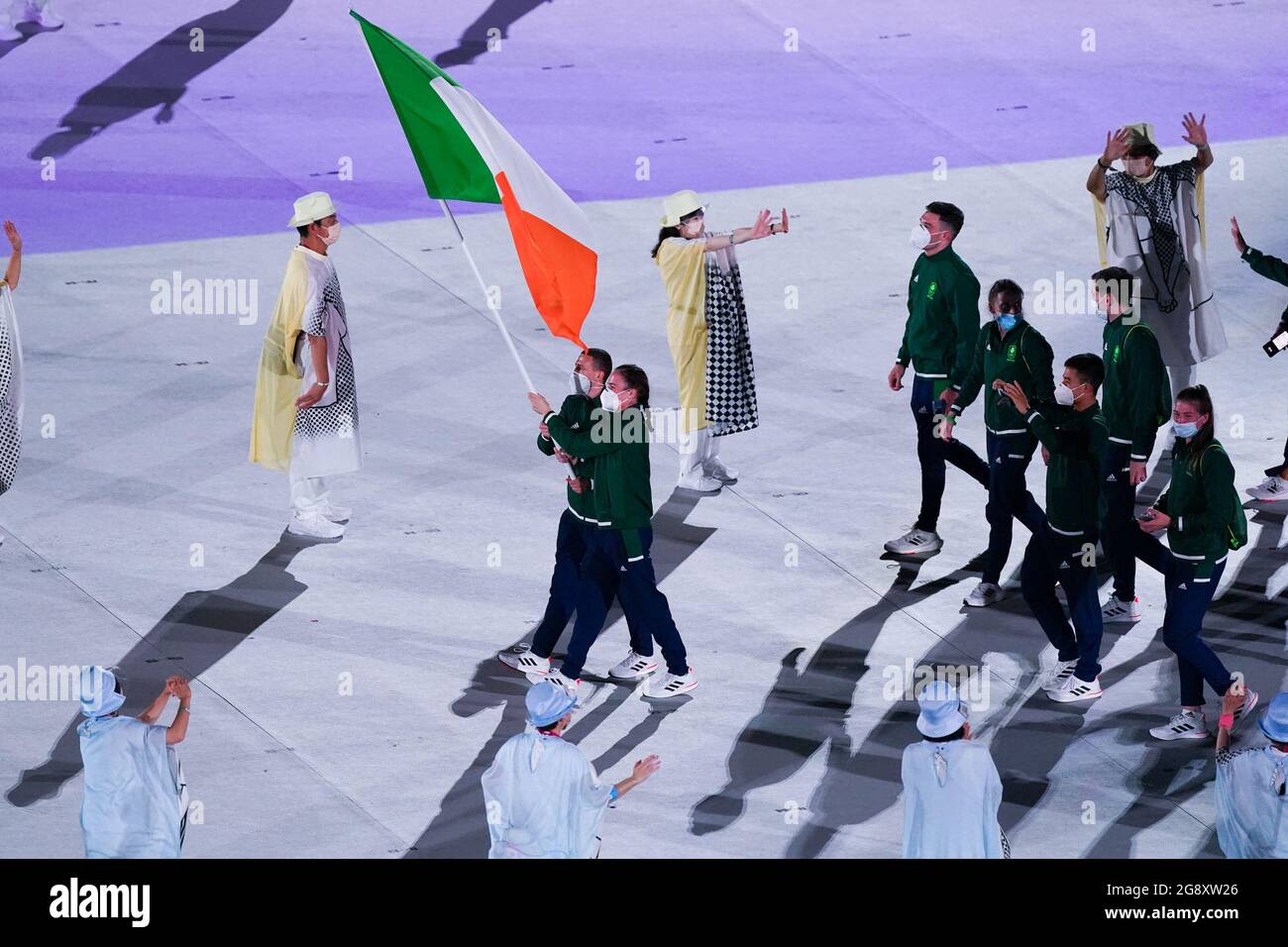 Tokio, Japan. Juli 2021. TOKIO, JAPAN - 23. JULI: Die Fahnenträger Kellie Anne Harrington und Brendan Irvine vom Team Ireland führen ihr Team während der Eröffnungszeremonie der Olympischen Spiele 2020 in Tokio am 23. Juli 2021 im Olympiastadion (Foto von Ronald Hoogendoorn/Orange Picics) NOCNSF Credit: Orange Pics BV/Alamy Live News Stockfoto