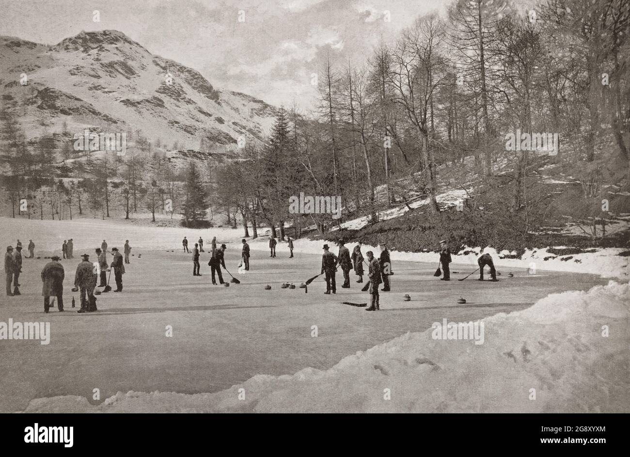 Eine Ansicht aus dem späten 19. Jahrhundert, in der Männer in Birnam, einem Dorf in Perth und Kinross, Schottland, Eisstockschießen spielen. Curling ist ein beliebtes Spiel in Schottland und ein Sport, bei dem zwei Teams mit jeweils vier Spielern abwechselnd schwere, polierte Granitsteine über das Eis zu einem kreisförmigen Ziel gleiten, das auf dem Eis markiert ist. Der Pfad des Felsens kann weiter durch zwei Kehrmaschinen mit Besen oder Bürsten beeinflusst werden, die das Eis vor dem Stein fegen, wodurch die Reibung verringert wird, was den Stein zu einem geradlinigeren Weg (mit weniger "Wellen") und einer längeren Strecke führt. Stockfoto