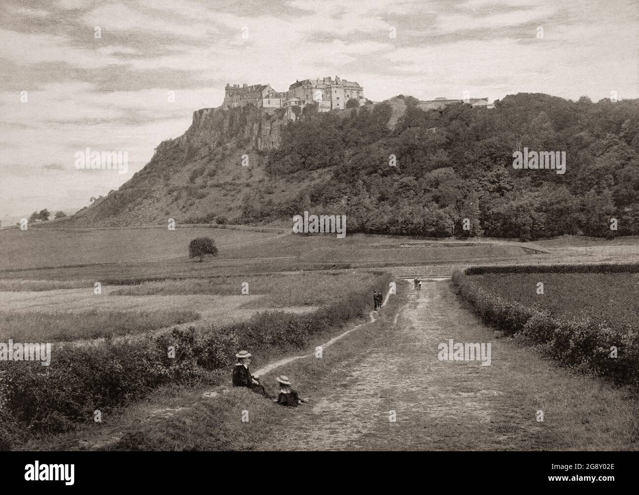 Eine Ansicht des Stirling Castle aus dem späten 19. Jahrhundert, eines der größten und bedeutendsten Schlösser Schottlands, sowohl historisch als auch architektonisch. Die Burg liegt auf dem Castle Hill, einem aufdringlichen Felsen, der an drei Seiten von steilen Klippen umgeben ist und eine starke defensive Position einnimmt. Die Burg stammt aus dem frühen 12. Jahrhundert, heute Gebäude meist zwischen 1490 und 1600 gebaut, während die äußeren Verteidigungsmauern vor der Stadt stammen aus dem frühen 18. Jahrhundert. Stockfoto