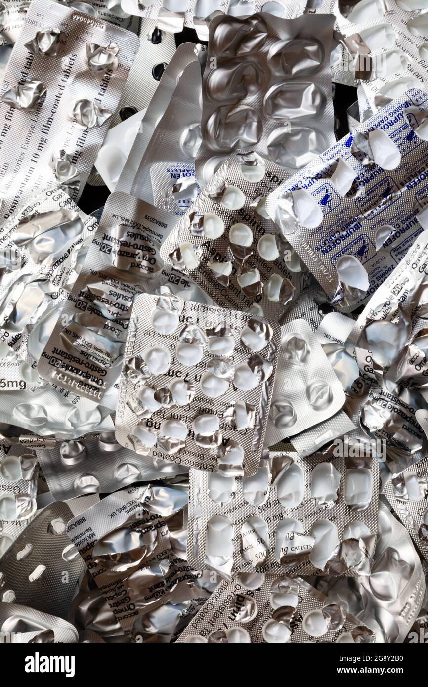 Verschreibungspflichtige Blisterpackungen mit Medikamenten, die auf das Recycling warten. Stockfoto