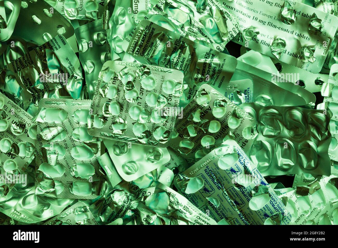 Grün getönte Abfälle verschreibungspflichtige Medikationstabelle Blisterpackungen warten auf Recycling. Stockfoto