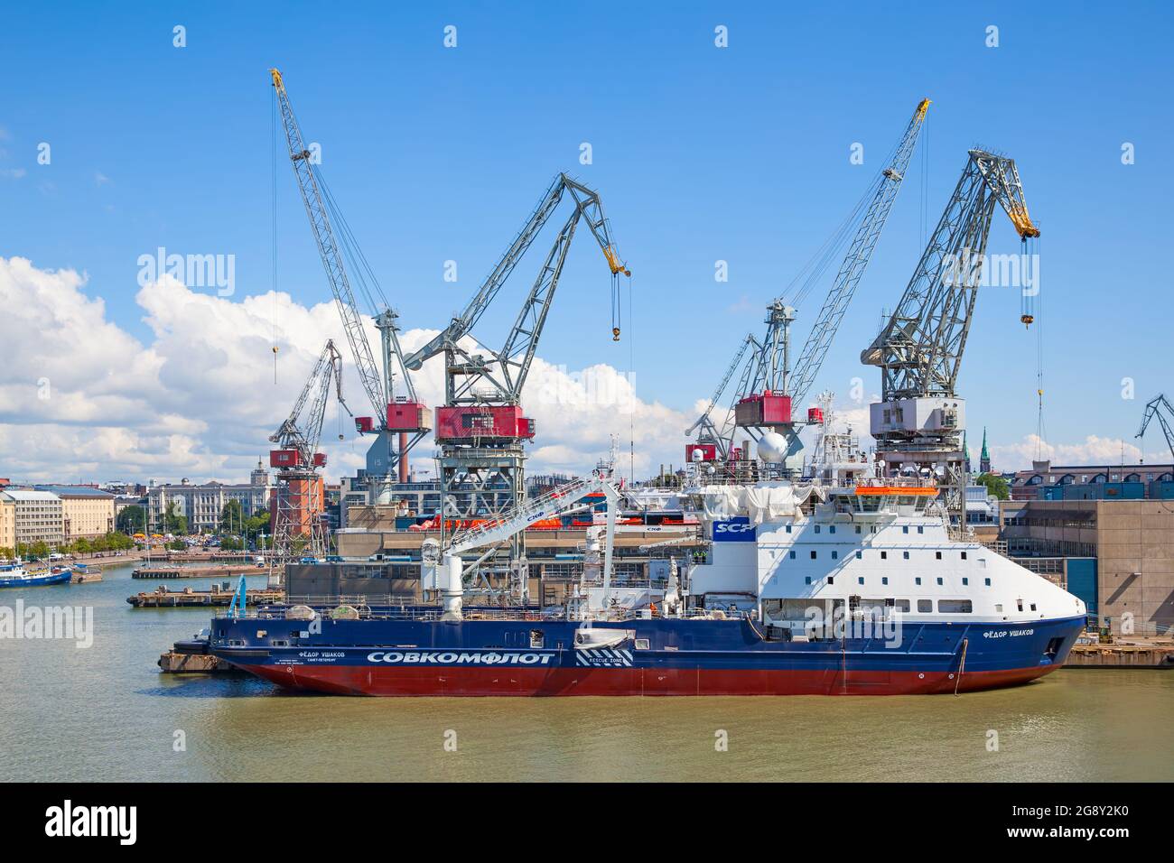 Helsinki, Finnland - 26. Juli 2017: Frachthafen in Helsinki mit Kränen und Schiff Stockfoto