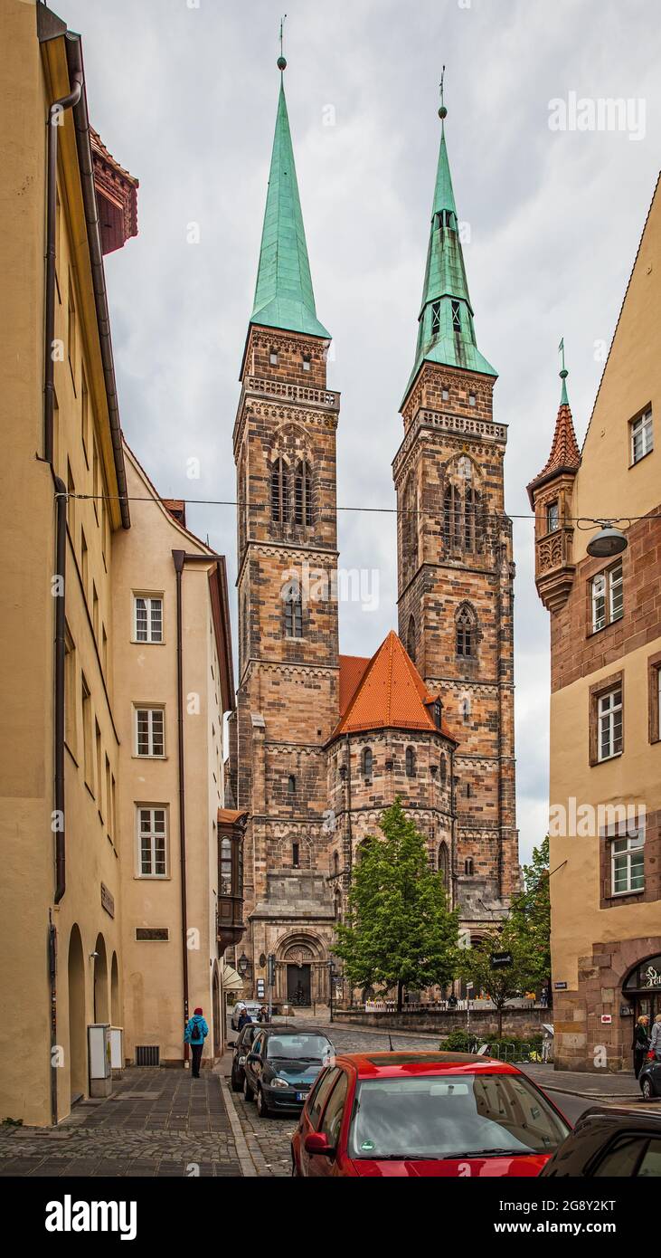 Nürnberg, Deutschland - 17. Mai 2016: Straße und St. Sebaldus Kirche in Nürnberg Stockfoto
