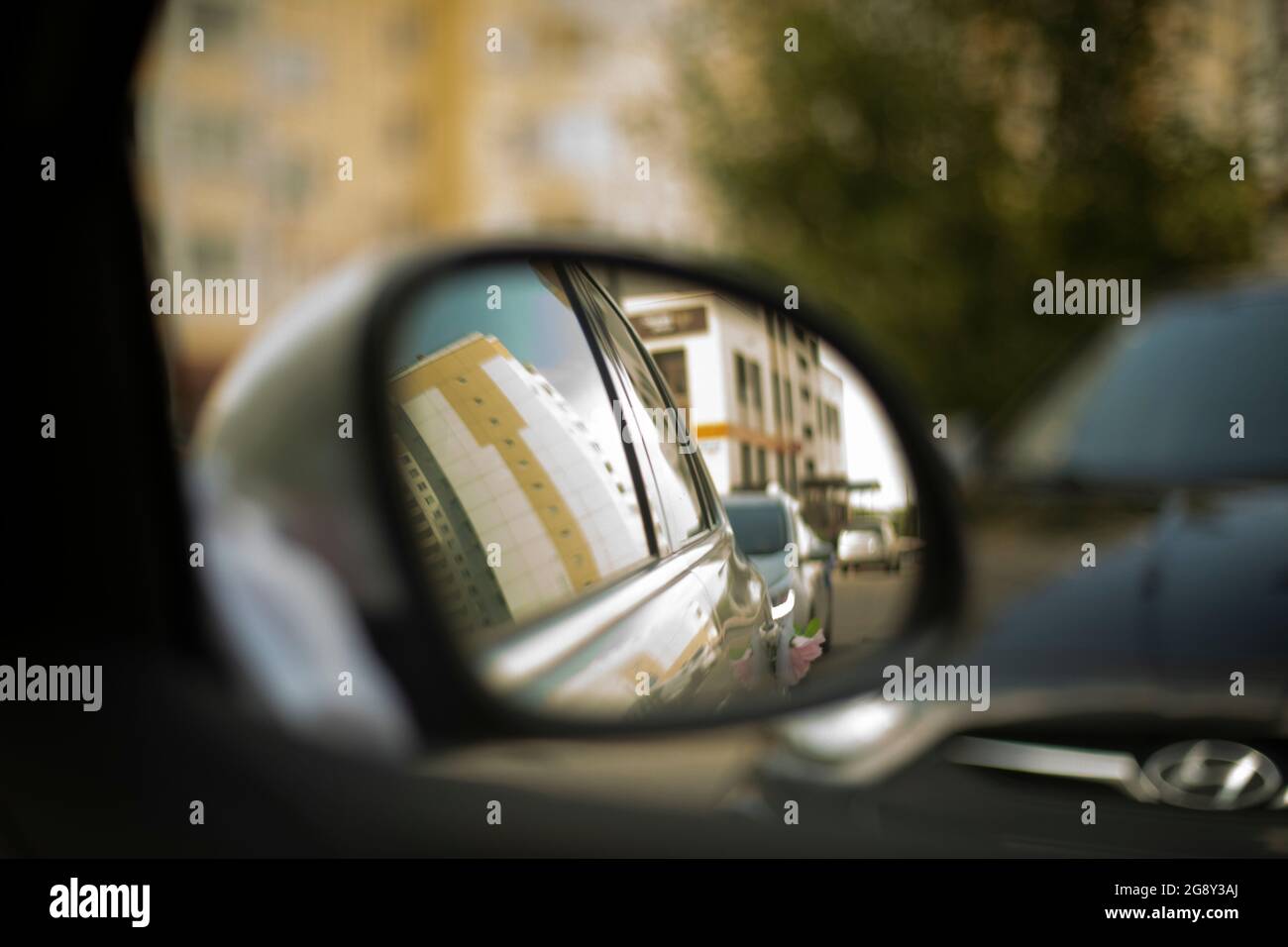Rückspiegel des Fahrzeugs. Spiegel zum Betrachten des toten Windes auf der  Straße. Spiegelung im Seitenspiegel Stockfotografie - Alamy