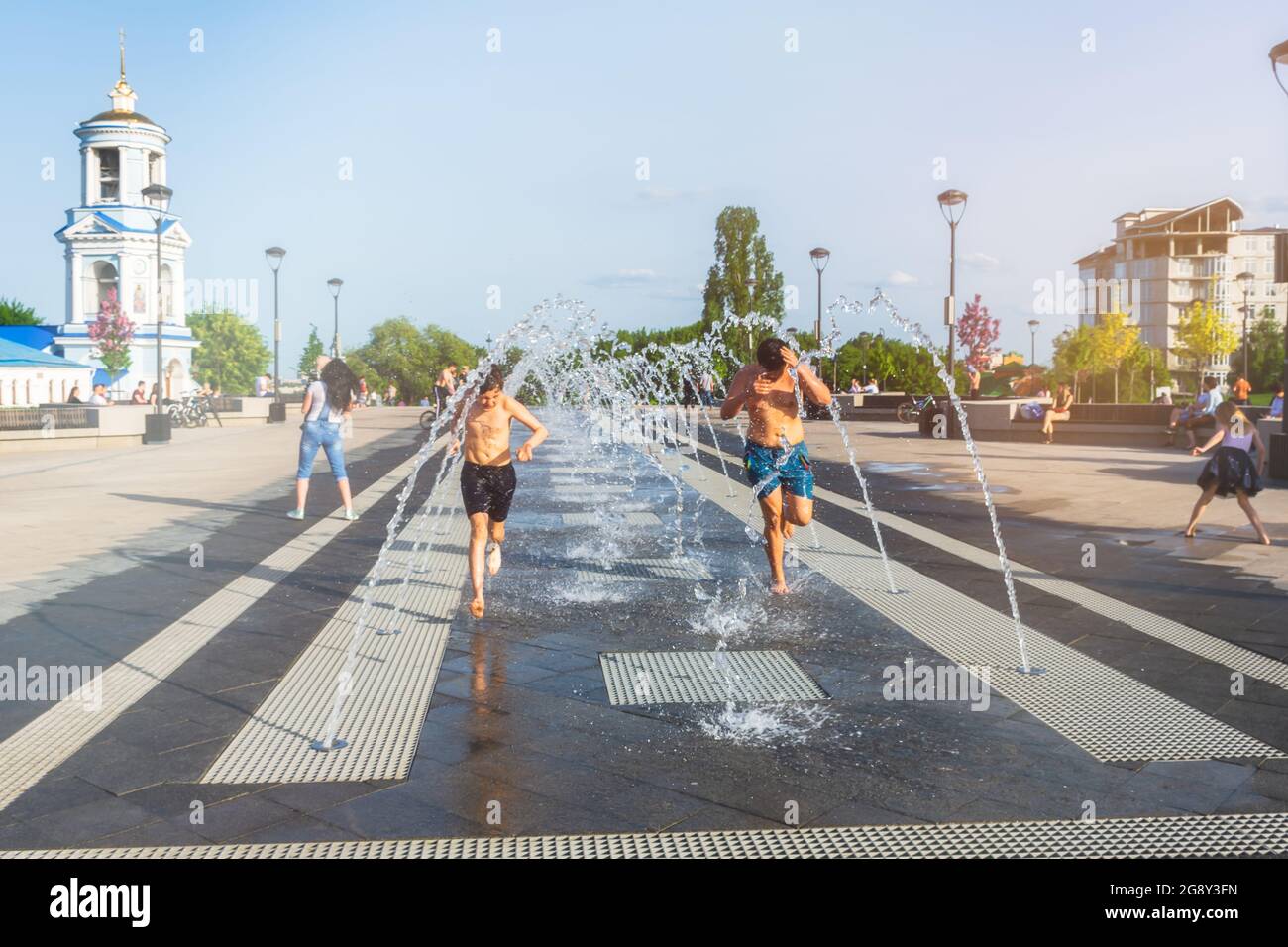 Brunnen auf dem Sowezkaja Platz in Woronesch am 08. Mai 2019. Kinder baden im kalten Wasser des Brunnens im Frühling. Kinderanimation im Hotel Stockfoto