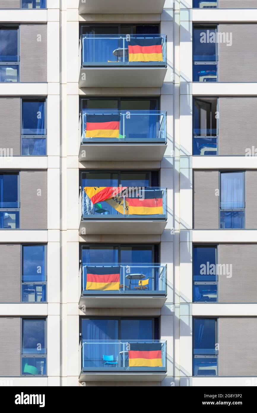 Deutschland Flaggen auf Balkonen der Unterkunft der Athleten im Olympischen Dorf. Olympische Spiele 2012 in London, England, Großbritannien Stockfoto