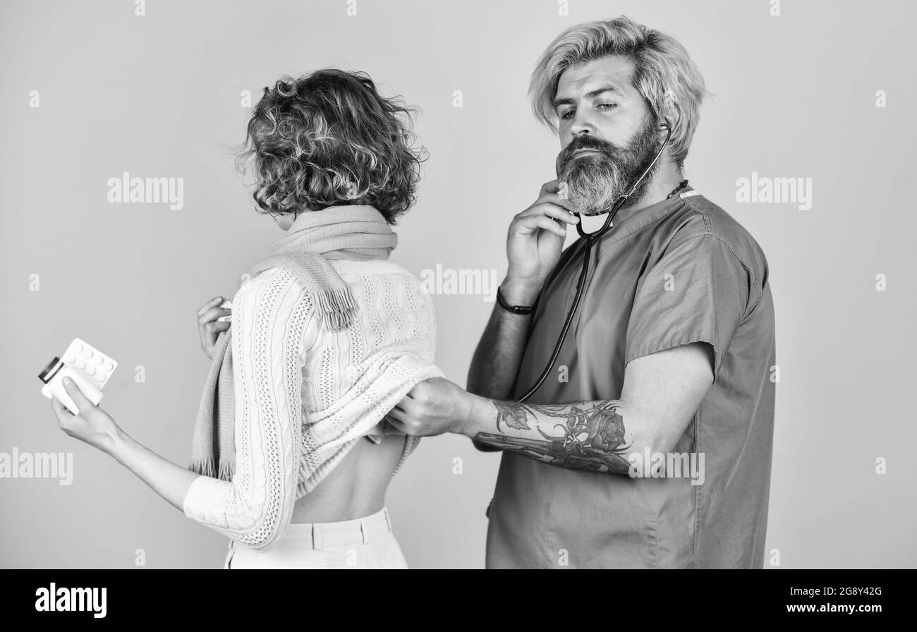 Virusepidemien-Prävention. Coronavirus-Krankheit. Gesundheitswesen und Medizin. Arzt verwenden Stethoskop zum Patienten. Empfangen von verschreibungspflichtigen Medikamenten. Sprechen Sie mit Stockfoto