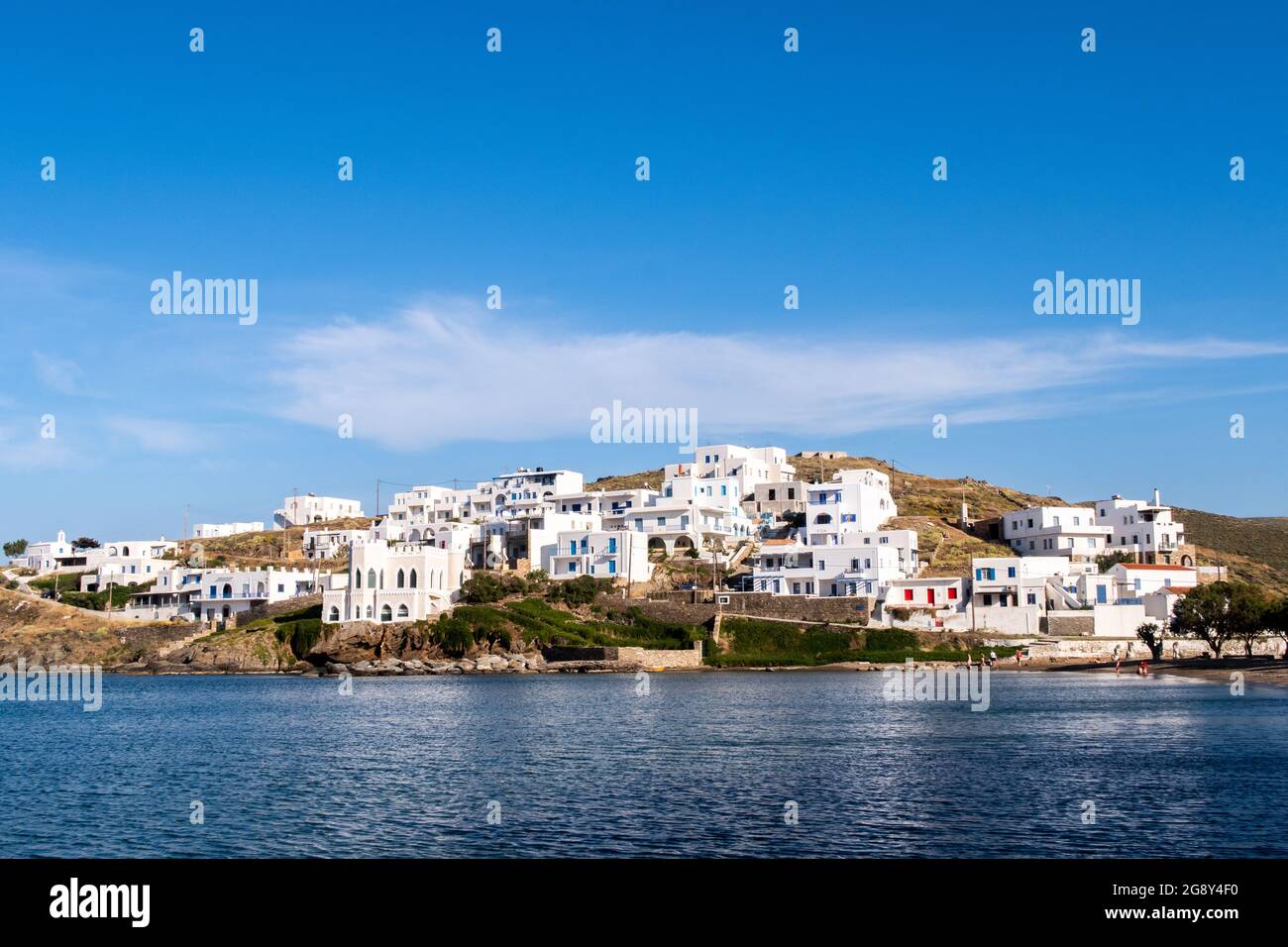 Landschaftsansicht des Dorfes Loutra auf Kythnos, Kykladen, Griechenland. Traditionelle griechische weiß getünchte Häuser mit blauen Türen und Fensterläden. Stockfoto